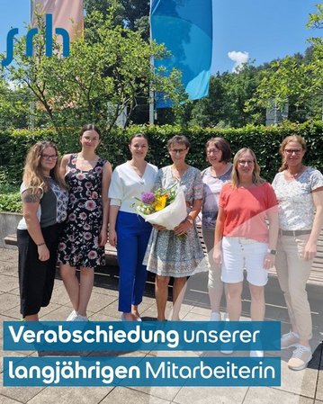 Eine Gruppe von sieben Frauen steht im Freien, um eine langjährige Mitarbeiterin zu verabschieden. Die Mitarbeiterin hält einen Blumenstrauß. Im Hintergrund sind Bäume und Banner sichtbar. Text: "Verabschiedung unserer langjährigen Mitarbeiterin".